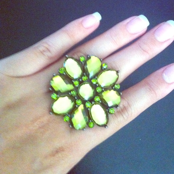 Green flower ring