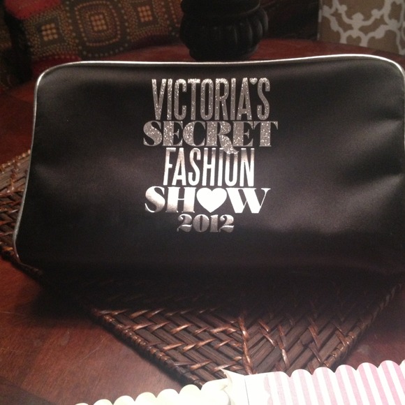 🚫SOLD🚫 VS Fashion Show 2012 makeup bag!