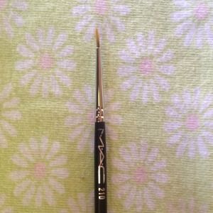 MAC 210 Fine Eyeliner Brush