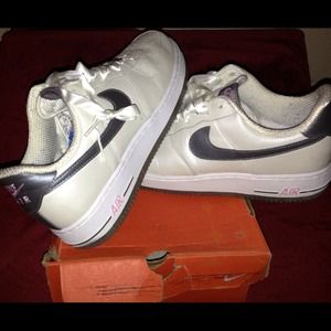 Women's af1 9.5/men's 8 or 8.5