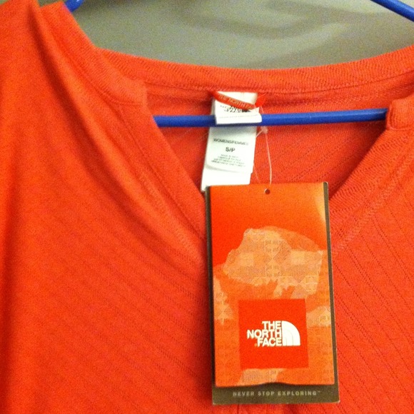 North face long sleeve. Never worn. - Picture 2 of 2