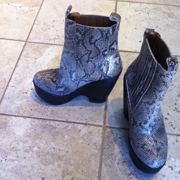 Boots - Picture 2 of 3