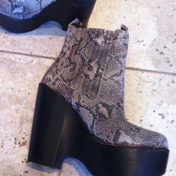 Boots - Picture 3 of 3