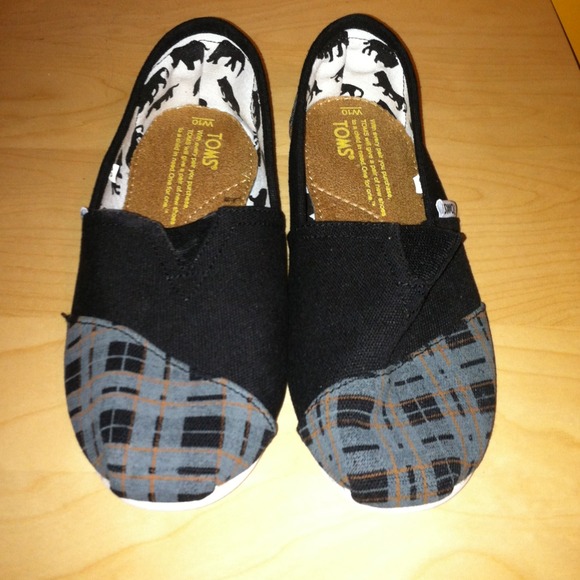 RESERVED!! TOMS NWOT black/plaid size 10
