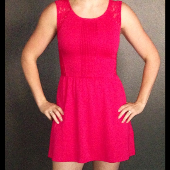 🚫SOLD🚫Flirty red lace back dress - Picture 2 of 3