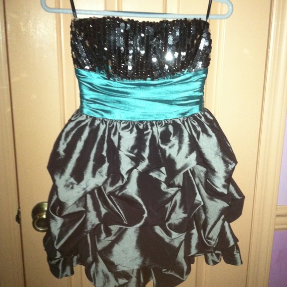 NWOT!! Strapless Party Dress. (ACTUAL SIZE 5)