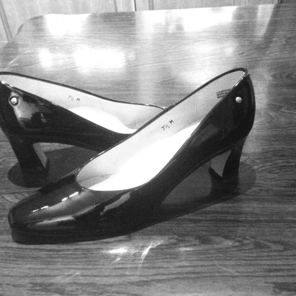 Etienne Aigner black leather pumps