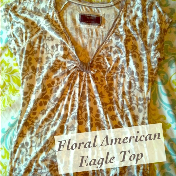 •SOLD• American Eagle V-Neck Floral Top