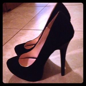 Black pumps. Never been worn. Fits like an 8.