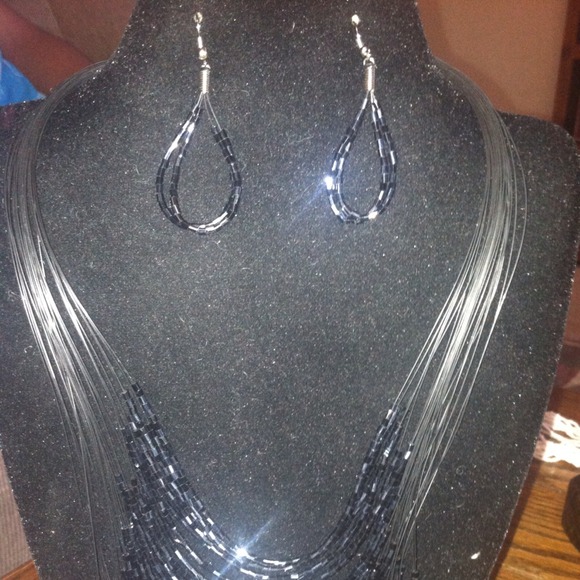 Neckless and earring set - Picture 2 of 2