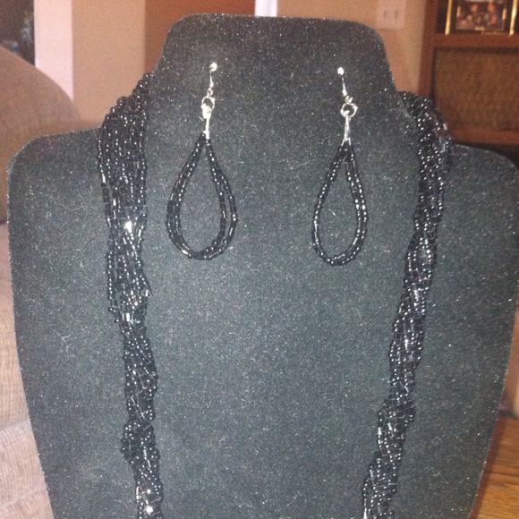 Neckless and earring set - Picture 2 of 2