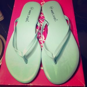 ✨Clearance✨Mint Colored Flip Flops. pp cheaper