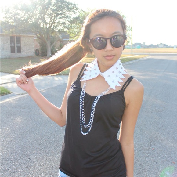 White collar necklace