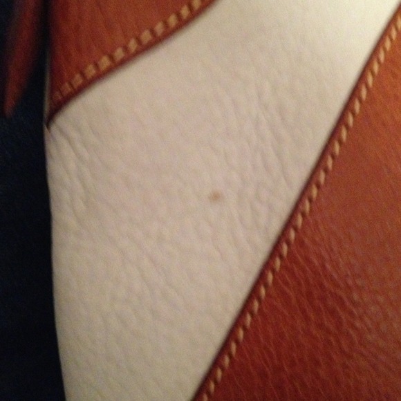 REDUCED Dooney and Bourke purse - Picture 3 of 4