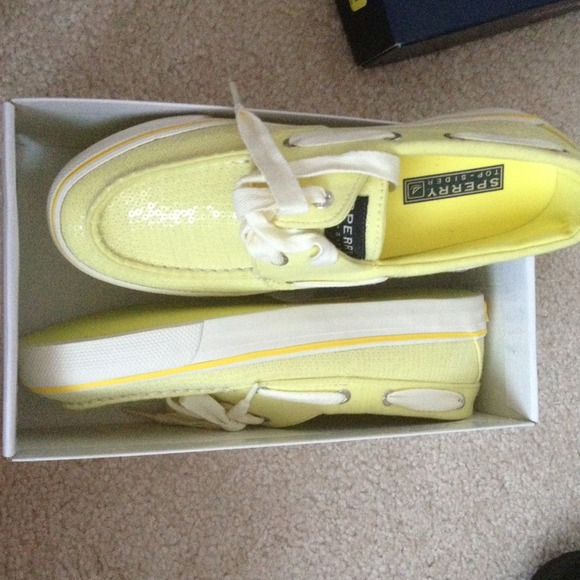 BRAND NEW pair of yellow Sperry s