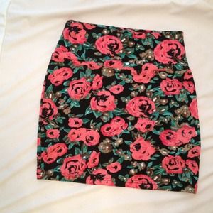 Body-hugging floral skirt