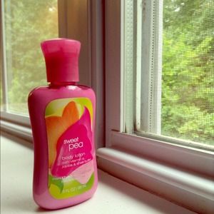 Sweet Pea lotion 😋 from Bath & Body Works!!