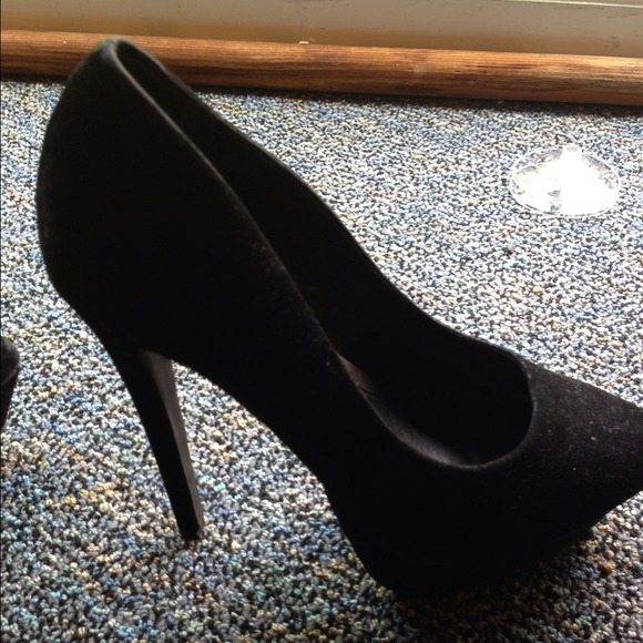 Black pumps