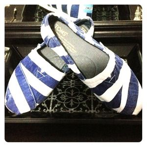 Womans sailor inspired Tom's. Size 5, never worn💙
