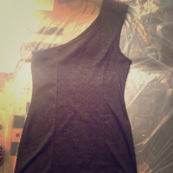 Black/gold one shoulder body com