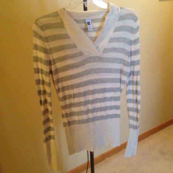 💢SOLD IN BUNDLE💢Off White and Grey Striped Top