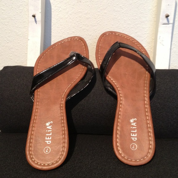 Black flip flops.