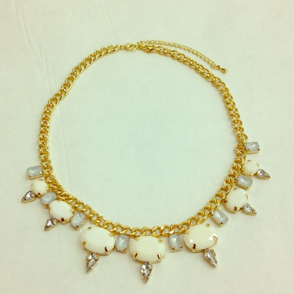 ❗SOLD IN BUNDLE❗Gold Chain Dangle Jewel Necklace