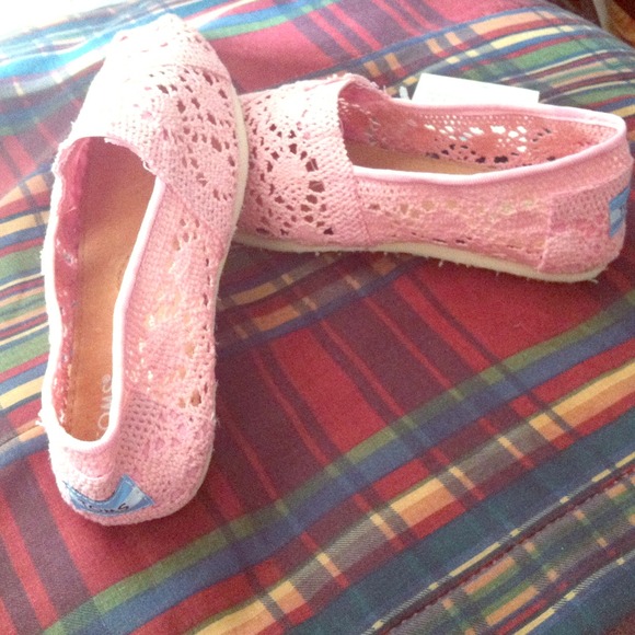 New Tom shoes. Never worn.  Non authentic!