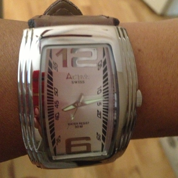 On hold for emamli....Large brown and silver watch