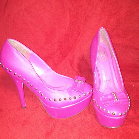 Hot pink studded heels👠