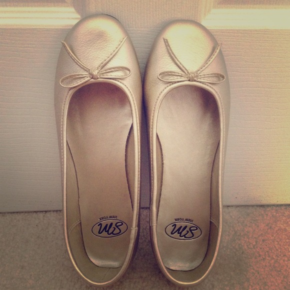 Cute beige flats!