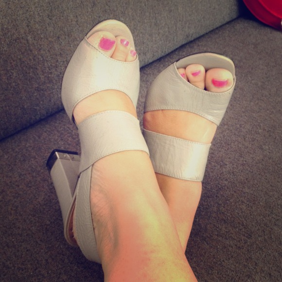*Reduced* BCBGirls grey heels