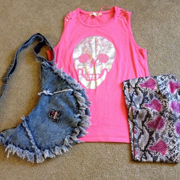 GIFTED WITH BUNDLE .Skulls and Spikes Top💕 - Picture 3 of 3