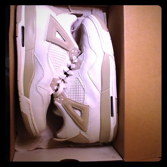 SPORTY CHIC: Women's Air Jordans 4 Retro (GS)