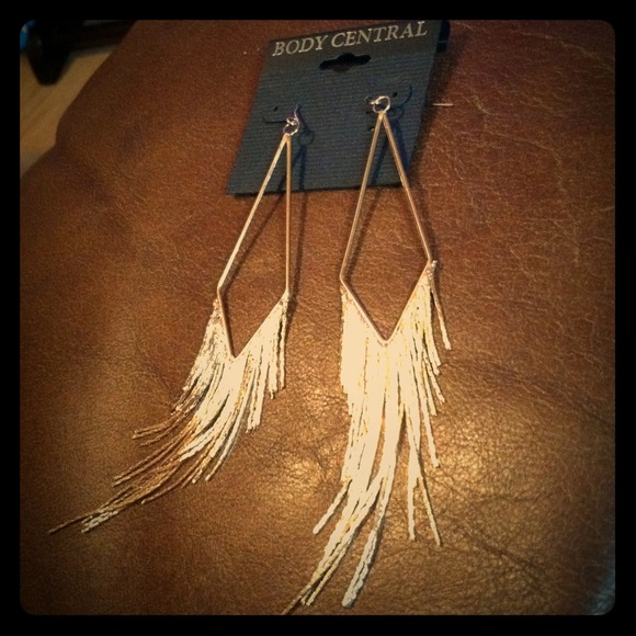 SOLD NWT Gold dangle earrings