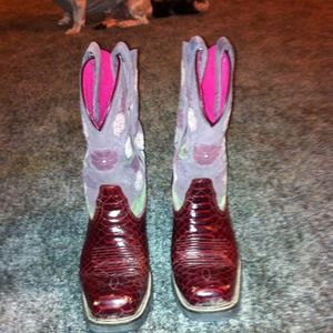 Flower, leather boots, maroon
