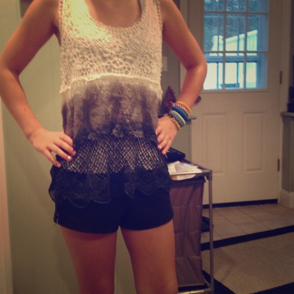 Beautiful lace ombré top! - Picture 1 of 3