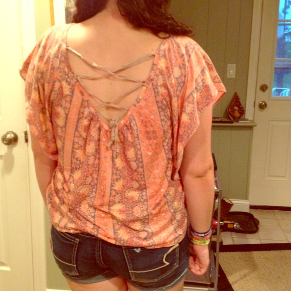 Cute coral shirt from AE with floral pattern - Picture 1 of 3