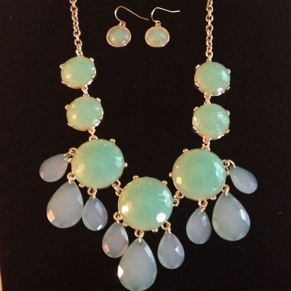 🚫SOLD🚫Teardrop Dangle Necklace Set/Mint. - Picture 2 of 3