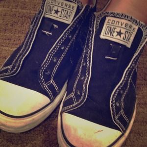 Black one-star converse!