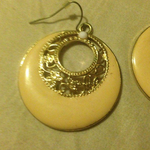 Ivory and gold tone earrings - Picture 2 of 4