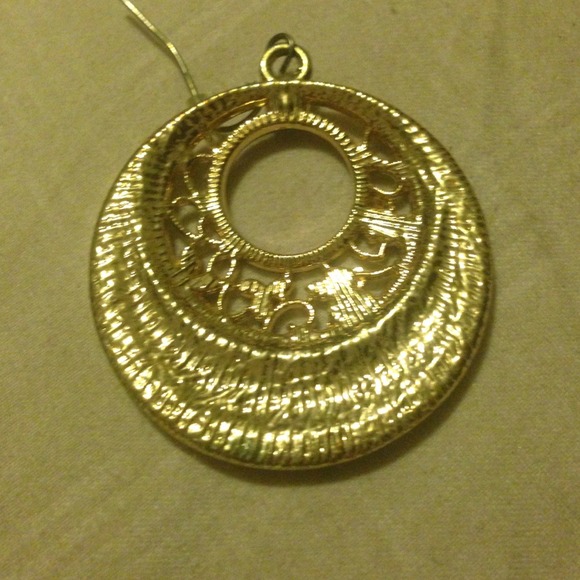 Ivory and gold tone earrings - Picture 3 of 4