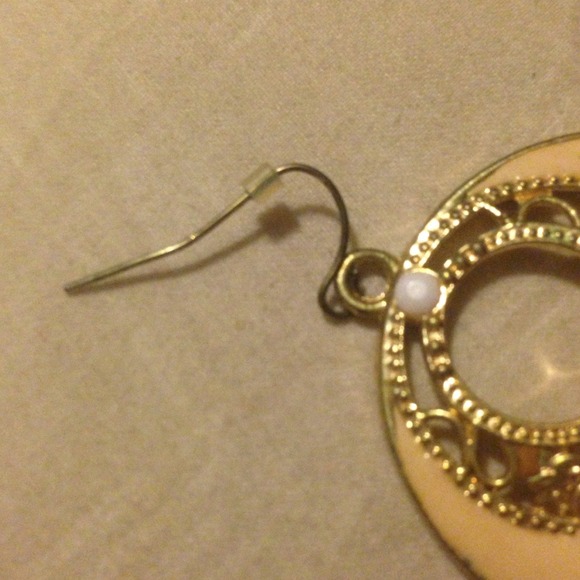 Ivory and gold tone earrings - Picture 4 of 4