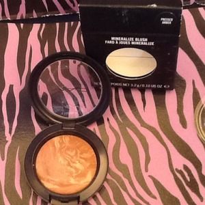 MAC Mineralized Blush in pressed amber