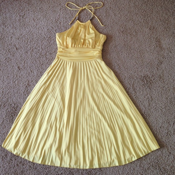 ⭐Beautiful yellow dress⭐ - Picture 2 of 4