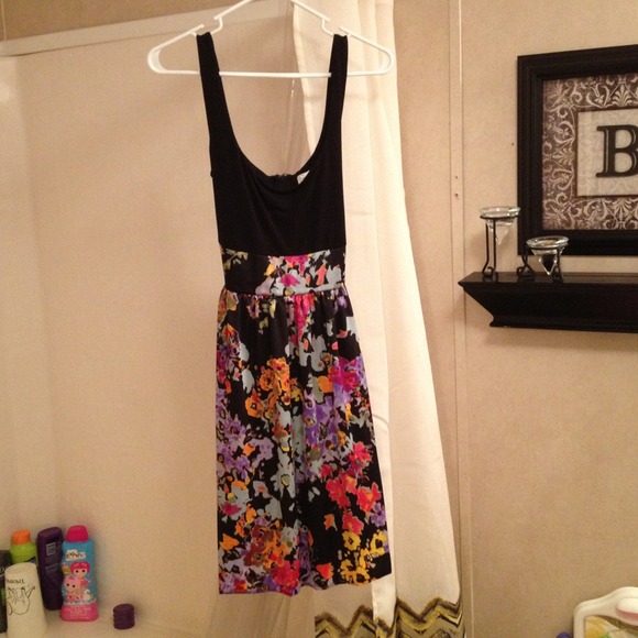 💥Traded💥Black/floral dress that ties in back