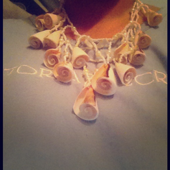 Beautyfull white pearls and sea shells necklace