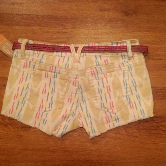 NWT! Chevron Design Cutoff Shorts w/ Pink Belt - Picture 2 of 4