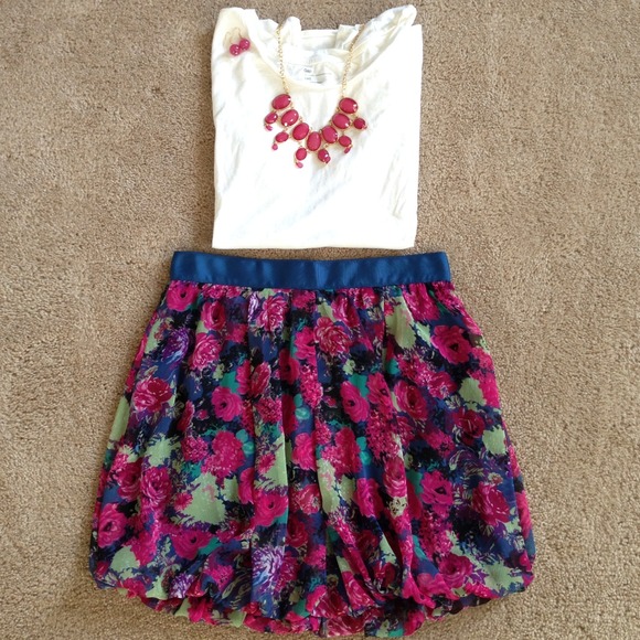 🚫SOLD IN BUNDLE w/@mandysue🚫Floral Skirt