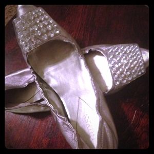 Fabulous Size 7 Guess Bling Silver Flats!!